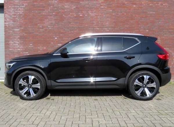 The black Volvo XC40 Recharge purchased by Elena